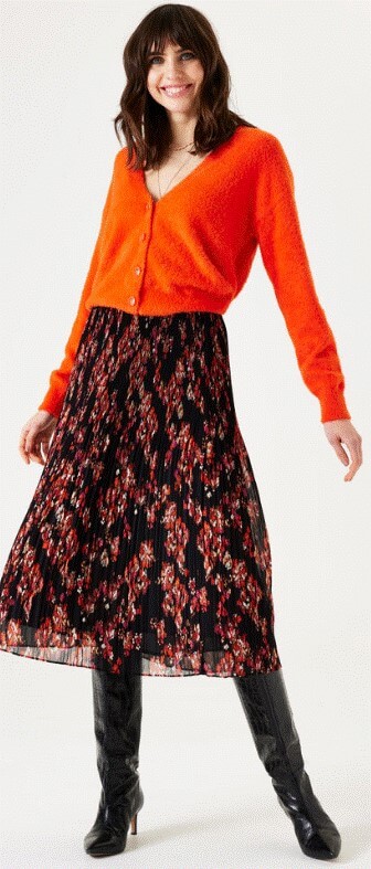 Oranje trui vest op een rok