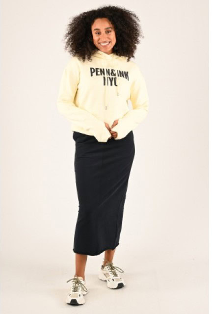 Sweater met hoodie op een strakke rok met sneakers