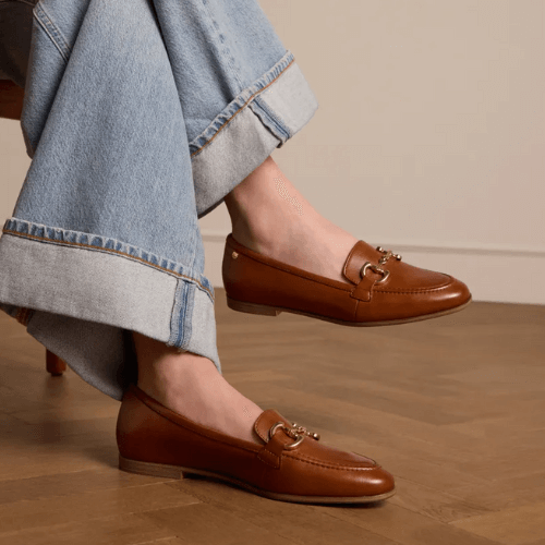 Cognac kleurige schoenen zijn tijdloos en combineren mooi met de meeste kleuren. 