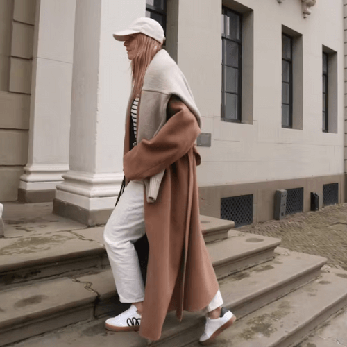 Witte sneakers zijn tijdloos en combineren makkelijk met al je andere kledingstukken.