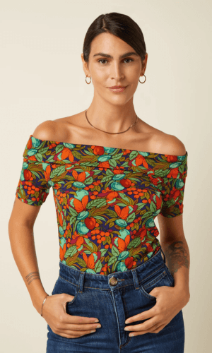 Aangeslote top volledig ingestopt in jeans voor een harmonieus silhouet