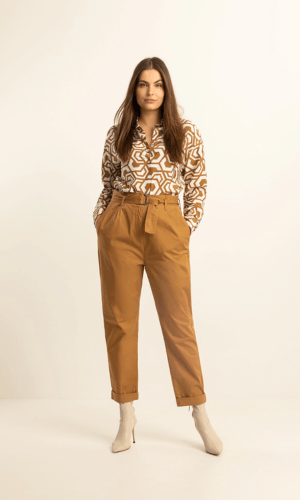 Blouse ingestopt in hoge taille broek met strik voor een vrouwelijk silhouet en zichtbare taille