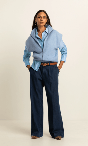 Half ingestopte blouse in wijde broek voor een speels silhouet en langere benen