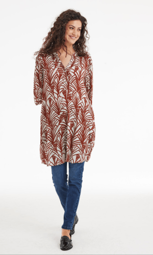 Lange blouse los gedragen over skinny voor balans tussen wijd en strak